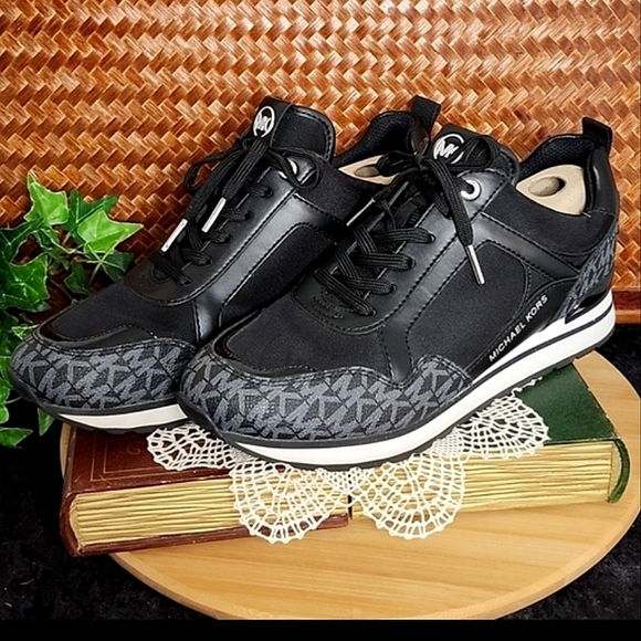 👉*MICHAEL KORS* WILMA LOGO TRAINER ATHLETIC SHOES ~BLACK & GREY - Picture 1 of 16